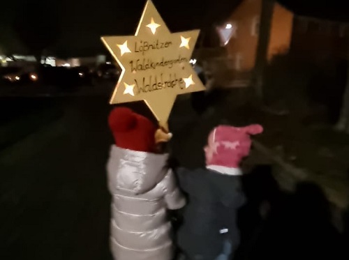 Kinder tragen Stern